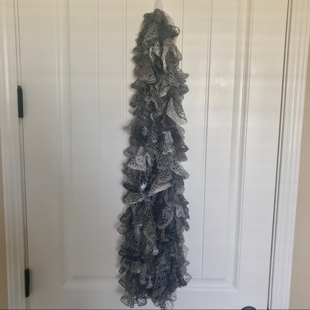 HANDMADE HAND KNIT BEAUTIFUL SCARF NEVER WORN